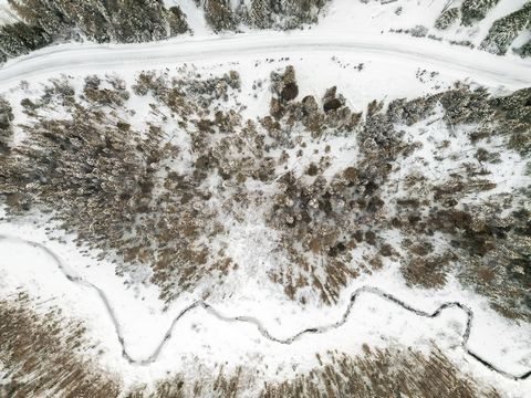 Very large intimate lot in the Val de la Grise area ready for your construction project! It has absolutely EVERYTHING to please you: Access to Lake Superior, 10 minutes from the North Slope of Mont-Tremblant, close to many recreational tourism activi...