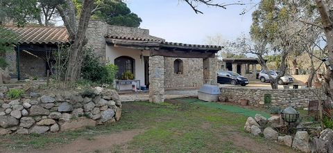 Magnificent estate in Llafranc. Quiet environment, well connected and close to the beaches of Llafranc or Tamariu as well as the center of Palafrugell. The property is distributed in different buildings, with a total built area of 400 m² and is locat...