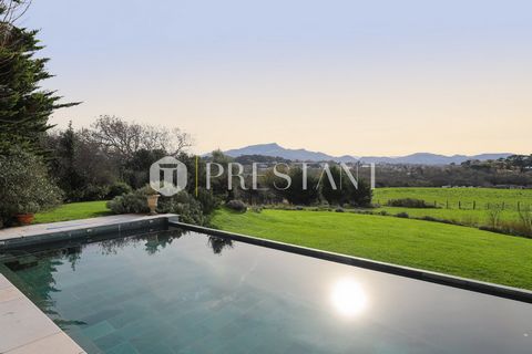 Villa DARIA offers a unique experience on the Basque coast, combining elegance and authenticity for an unforgettable vacation. Ideally located at the entrance to Saint Jean de Luz, this old renovated farm offers a panoramic view of the mountains and ...