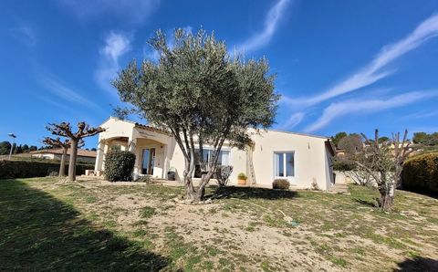 Village with all shops, cafe/restaurant, restaurant, pizzeria, grocery, bakery:, 15 minutes from Beziers, 25 minutes from the beach and 10 minutes from the Orb river. Very nice single storey villa (2006), nestled at the edge of the village in a resid...