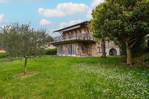 In Peschiera del Garda, in der Ortschaft Boschetti, einer hügeligen Gegend mit herrlichem Blick auf die Lugana-Weinberge und den Gardasee, bieten wir diese schöne freistehende Villa mit beachtlichen Ausmaßen an. Das Anwesen ist auf zwei Ebenen entwic...