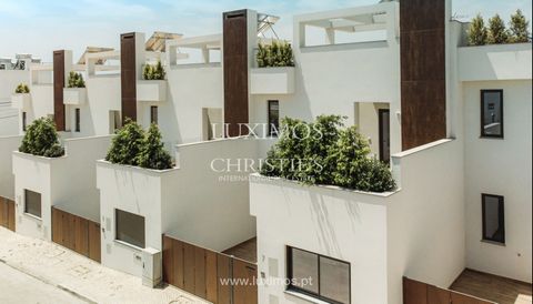 This exceptional three-bedroom villa , two of which are suites, is located in one of the most recent urbanizations in the municipality of Olhão, in Fuseta, with stunning views over the Ria Formosa. The villa is built to a high standard of quality and...