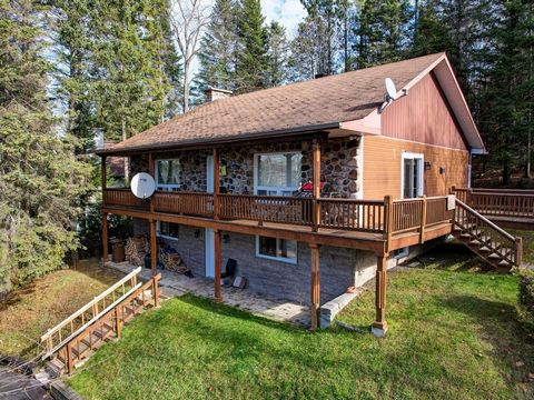 593 / 5000 Résultats de traduction Résultat de traduction You will love this warm house located on a large, intimate and wooded lot in a prime residential area. Located near all services, grocery stores, stores, schools, hospital, beach and the city ...