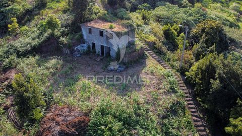 Mixed land for sale in São Jorge, Madeira. This property is located in a quiet and private area, with access by a footpath. With an area of 1150m2, this land offers excellent sun exposure and a breathtaking view of the parish of São Jorge and the sea...