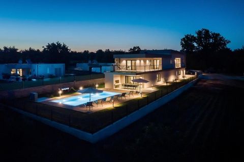Location: Štokovci Pula center: 22 km Sea: 11 km Airport distance: 23 km Airport Pula Inside space: 272 m2 Plot size: 846 m2 Bedrooms: 6 Bathrooms: 5 Swimming pool: 50 m2 Parking: 7 Air-conditioner Floor heating Pantry Alarm Features: - Air Condition...