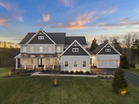 Welcome to the stunning EAST-facing luxury estate in Greens South-Willowsford, a magnificent residence nestled on one of Willowsford's largest homesites. Boasting over 6,600 finished square feet on three levels with high ceilings throughout, this hom...