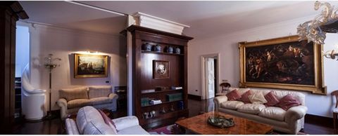 Nieskazitelnie odrestaurowany i utrzymany apartament położony w historycznym sercu stolicy Włoch, Rzymu. W apartamencie znajduje się przestronny salon z podwójnym wyjściem, jadalnia z przylegającą kuchnią, apartament sypialny i kolejna łazienka. Wyko...