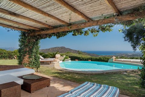 This enchanting countryside villa, located between Porto Rotondo and Marinella, in perfect Gallurese stazzu style, is situated on a 1.3-hectare plot with breathtaking sea views. The property is composed of three buildings, each offering a unique expe...