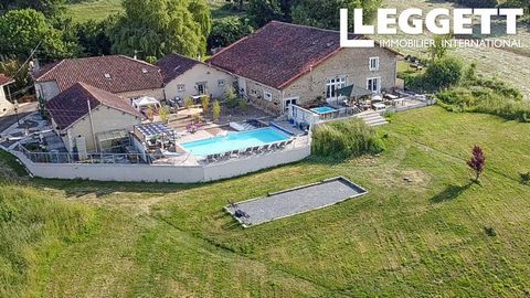 A26815EED16 - This beautiful property, nestled among the hills of North Charente and within walking distance of the charming village of Alloue, has undergone a complete and meticulous renovation to meet high standards. The main house, boasting three ...