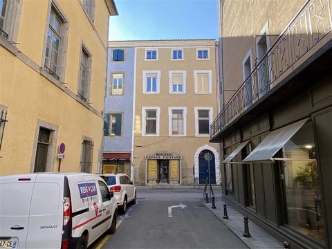 Super location in the heart of the old city. 2nd floor apartment. 3 bedroom, 2nd floor apartment is located in the centre of the popular tourist destination of Carcassonne. and is top 3 most visited cities in France). 3 bedrooms (4th bedroom/office/d...