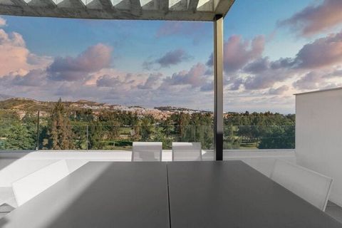 Fabelhaftes Duplex-Penthouse in La Cala de Mijas mit 3 großen Schlafzimmern, 2 Bädern, einer modernen Küche mit einer zum Wohn-Esszimmer offenen Insel und einer gemütlichen Terrasse für mehr Genuss und Entspannung. Seine schöne Terrasse bietet einen ...