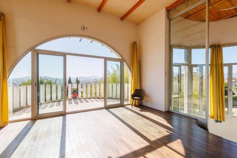 This house, built in 2002 in Cournon d'Auvergne, spans 230 m² over 3 levels. Divided into several half-levels, the ground floor comprises a street-level entrance, a full-length kitchen with scullery and a double garage. A ramp and a few steps lead up...