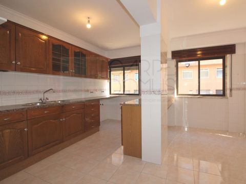 Apartment, T2 w / storage room in Fitares / Rio de Mouro. The apartment has undergone improvements and is ready to live. Composed of 1 large living room with fireplace, 2 bedrooms both with wardrobe being 1 en suite and another with balcony, 1 kitche...