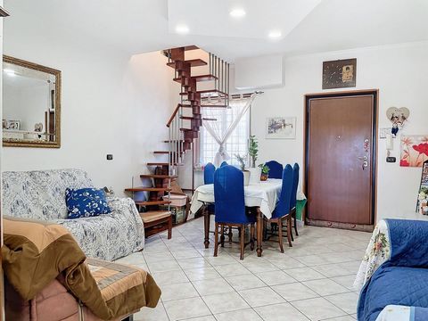 Fonte Nuova - Santa Lucia - we offer for sale a three-room apartment with independent entrance in a small building. The property is part of a complex of only four residential units, without condominium fees and is spread over two levels, first and se...