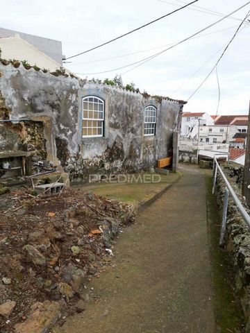 Looking for an exciting project to create the home of your dreams? We present an incredible investment opportunity in the quiet rural parish of Ribeirinha, on Terceira Island, Azores. Although this ruin is not directly on the seafront, it offers an e...