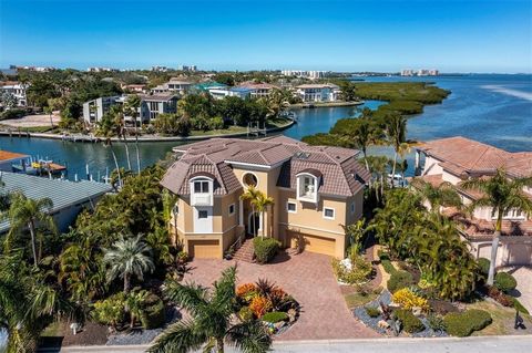 Discover a realm of unparalleled luxury as you arrive at this majestic 4BR +Office, Den, and Fitness Room/5.5BA, 5,300+/- sq. ft. property on coveted Putter Lane, a sought-after gem within the prestigious Country Club Shores on Longboat Key. The stat...