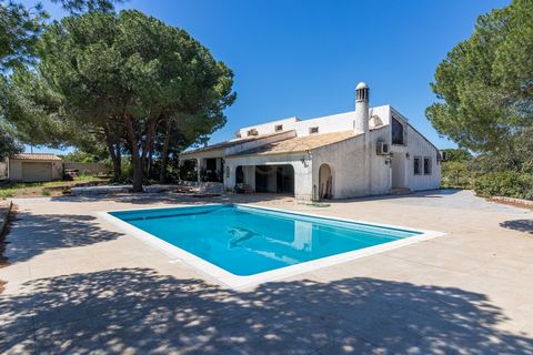 This 4 bedroom villa for sale is well located at a short driving distance to all the amenities, prestigious resorts, golf courses and some of the best beaches in the Algarve. Settled on a large plot walled and fenced with a variety of mature trees, i...