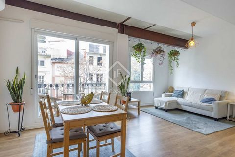The apartment has an approximate area of 78 m². Upon entering the property, we find a spacious living-dining room with access to a balcony that offers views of the Central Market. Next to the dining room, the equipped kitchen is available. We go ahea...