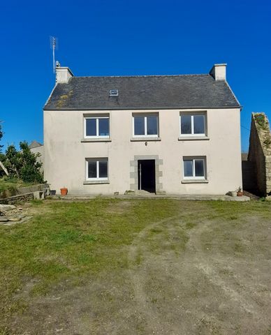 As usual 50/50 real estate offers you the lowest prices on the market and presents you, this real estate complex to renovate. With a very high potential and located in the town of PLOUNEVEZ LOCHRIST, you will be close to the beaches of KERNIC and KER...