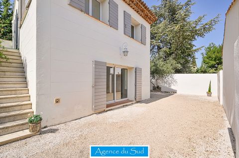 AUBAGNE EXCLUSIVITY - Les Solans~4-room house on plot of 545 m2~Favorite for this superb old bastide renovated with quality materials~Bathed in light, it benefits on the ground floor from a main room of 40 m2 with fireplace completed with a semi-open...