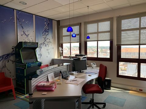 Ôme Immobilier presents these offices of 208m2. They are located near the Centre St Martial in a secure residence, exclusively professional. They are composed of 5 offices, a reception area, an open-space, a kitchen and toilet area, and an archive ro...