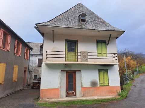 Located in the heart of the Bethmale Valley, come and project yourself in this charming village house to renovate. Ideal for a second home, this house is also divisible is two apartments. The ground floor partly renovated offers a beautiful living ro...