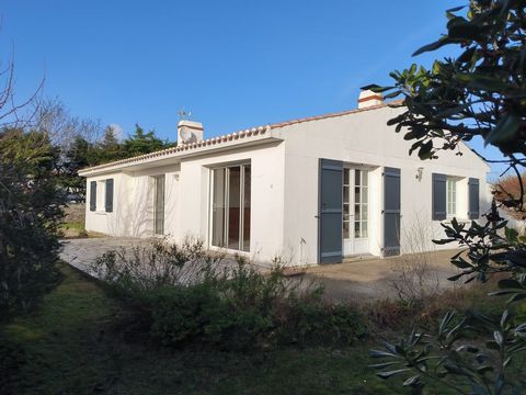 Noirmoutier-en-l'Ile. Single storey house not semi-detached. Beautiful living room opening onto terrace, open kitchen, 3 bedrooms, possibility of 4th bedroom, laundry room, garden with trees without vis-à-vis, possibility of parking several vehicles ...