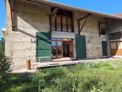 For sale in the Bouvesse-Quirieu area, house of about 240 m2 of living space to renovate. It consists of a common entrance, a large kitchen, a large living room with closed fireplace and upstairs a plateau to be converted with the possibility of crea...