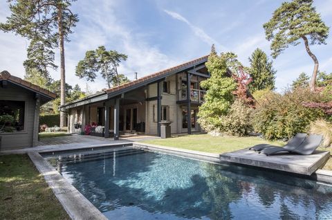 A stone's throw from Lake Geneva, in the heart of the Domaine de Coudrée, come and discover this architect villa in wooden beams of 220 m2 on a plot of 1,600 m2 offering you calm and light. The villa was built in 2006 with high-end materials. This pr...
