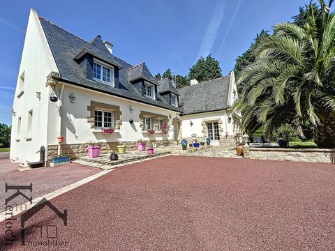 Solidly installed on a beautiful plot of 6500 m2, come and discover this beautiful and large Neo-Breton type residence from 1971. Located at the entrance to Concarneau, it has benefited from major work and quality maintenance. Thanks to its 6 suites,...