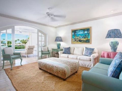 This charming apartment combines intimacy and comfort with all the amenities of the luxury resort. Inside, cool tropical furnishings create an atmosphere of informal luxury, a haven surrounded by the tranquil waters of the lagoon. The living room, wi...