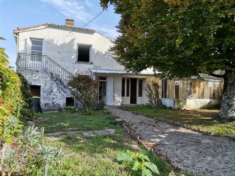 Estuary view house with amenities on foot, consisting of a house to renovate with large garden and outbuildings The house comprises on the ground floor: entrance with staircase in good condition for the first floor, a shower room, separate toilet, a ...