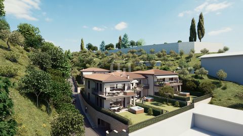 W prestiżowej dzielnicy Gardone Riviera, szczególnie cenionej za wygodę usług, a jednocześnie za spokój, jaki oferuje, znajduje się ten wyrafinowany trzypokojowy apartament w budowie, położony na parterze i zaledwie 100 metrów od słynnej Villa Paradi...