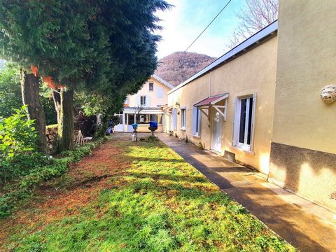 In the centre of Ax les Thermes, a famous spa town south of Toulouse, and close to the thermal baths, its market, the casino, the train station and the cable car leading to the ski slopes. This is a magnificent property comprising a large character m...
