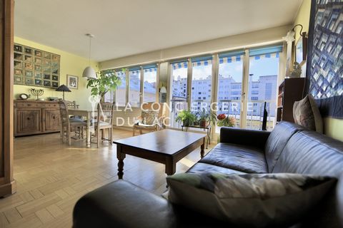 La Conciergerie du Lac exclusively presents 'Le Florida' this exceptional 2-bedroom apartment, ideally located in the city centre of Annecy. A quiet gem, nestled on the 2nd floor of a four-storey building, equipped with an elevator, offering a serene...