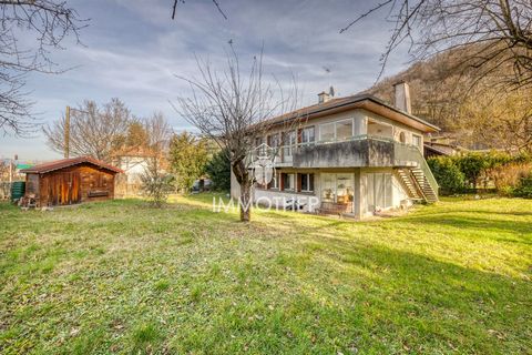 Located in the town of CHAMP PRES FROGES in a residential area, close to amenities: primary schools and kindergarten, shops, transport.... I invite you to discover this beautiful house built in 1973, with an area of 157 m2 on a plot of 1175 m2. We st...