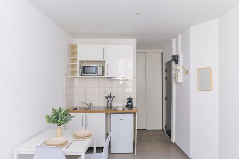 It is in the heart of the dynamic district of Noailles and its many shops that this warm cocoon is located. On the 3rd floor of a building in Marseille, this property is composed of a bright living room/kitchen opening onto the street. Located in the...