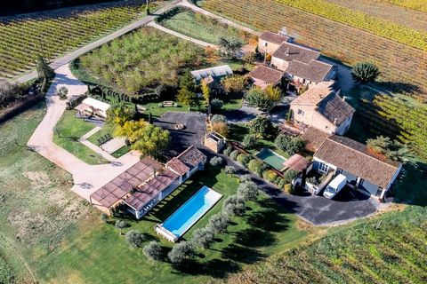 Dpt Vaucluse (84), à vendre EN EXCLUSIVITÉ en campagne de MENERBES propriété de près de 400 m² avec mas principal de 4 chambres, 3 gîtes et 1 roulotte sur 2 hectares