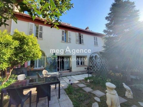 This terraced house with an area of ??221m², located in the city center, close to shops and beaches, will seduce you with its beautiful volumes and its strong potential. It extends over two levels and has land with an area of ??370m² as well as priva...