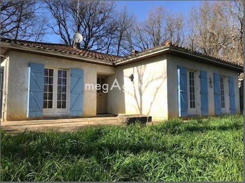 Valérie LEROY offers you this pretty single-storey house of 94 m² built on nearly 4200 m² in a dominant position in a green setting. Open kitchen opening onto a large bright living room with three double-glazed French windows. New veranda and large s...