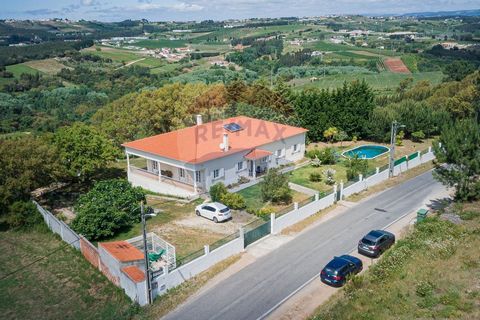 Description MAGNIFICENT PROPERTY LOCATED 15 MINUTES FROM ÓBIDOS With a total area of 2.95ha, this property built in 2006, has a fabulous single storey villa with 275m², consisting of fully equipped kitchen, pantry, 2 suites, 3 bedrooms of which 2 are...