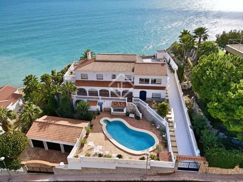This magnificent house is located on the best street in Pueblo Acantilado in El Campello, just 10 minutes from the centers of El Campello and Villajoyosa. It is a quiet area, which stands out for having the best sea views in the entire province of Al...
