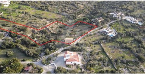 This plot presents a unique opportunity with an approved project for the construction of an incredible villa. With a design that harmoniously integrates the interior and exterior, the property will be endowed with features that promise comfort and le...