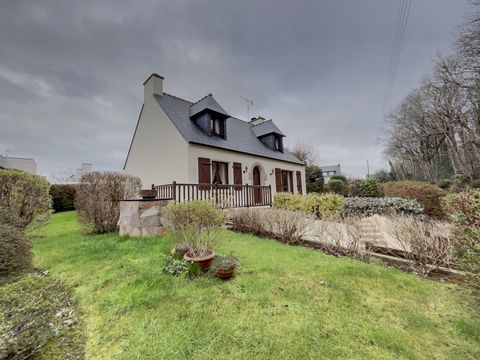 Located in a quiet and sought-after area of Concarneau, close to shops and all amenities, this non-terraced house built on a plot of 571 m2 with a full basement is composed of 3 bedrooms, one of which is on the ground floor, a shower room and separat...