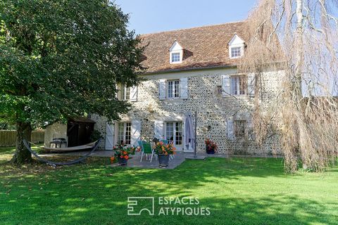 In a green setting, this charming and characterful old Béarnaise residence dating from 1609, has a surface area of 240 m2 on 3 floors. Its restoration has made it possible to breathe new life into this pebble building of yesteryear. The vast garden o...