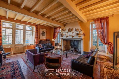 Perched on a hill with a 360° panoramic view of the Pyrenees and as far as the Basque Country, this majestic 17th century residence offers a breathtaking spectacle. Spanning 480 m2 spread over three levels and surrounded by 6 hectares of land, this p...