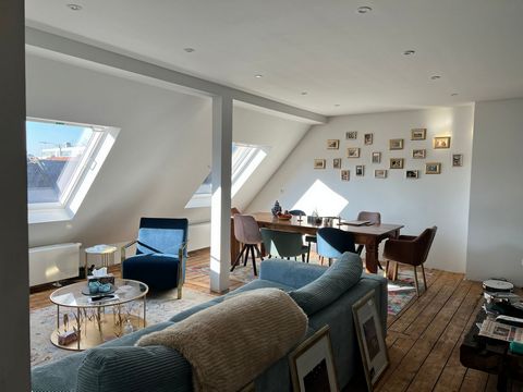 This beautiful apartment with an unrestricted view of the cathedral is centrally located in the Kunibertsviertel. You can reach Cologne's main train station in less than 10 minutes on foot and the Ebertplatz station in 2 minutes. Restaurants, bars an...