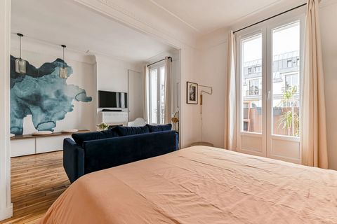 The location of this apartment is outstanding. It is just a stone’s throw from the magnificent open spaces of the Champs de Mars and in walking distance of the Eiffel Tower. Sleek, modern design and a great location in one of Paris’s most vibrant and...
