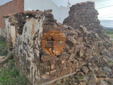 Maison en ruine à reconstruire, avec 137 m2 d'urbain et 1160 m2 de terrain. Situé à Monte dos Matos à Castro Marim - Algarve. Avec une vue dégagée, vue sur la mer et les montagnes de l'Algarve. De bons coups. Beaucoup d'arbres. Super emplacement, emp...