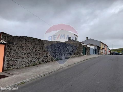Land with house on the ground floor, currently intended for storage and storage with 125 m2.  The land is easy to access, has good location, sea view and already has electricity and water. Close to commerce, services and leisure areas. Call to learn ...